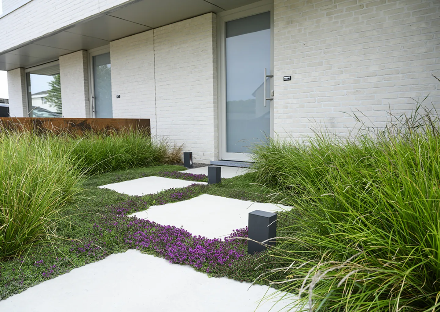 betonstapstenen met een groene voeg