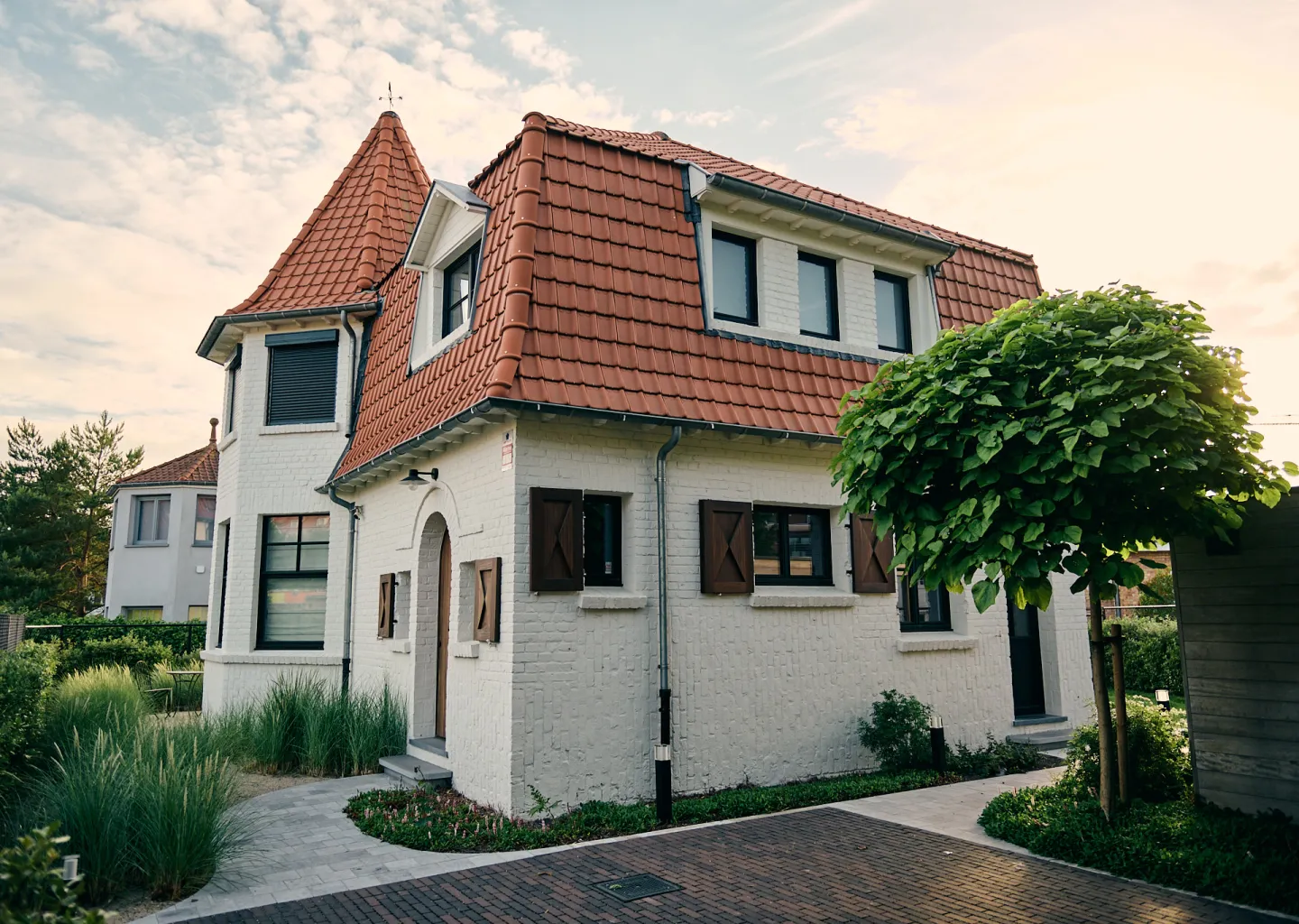 Gerenoveerde witte villa met kusttuin in de Zeepannelaan in Koksijde aangelegd door Tuinen Cobbaert